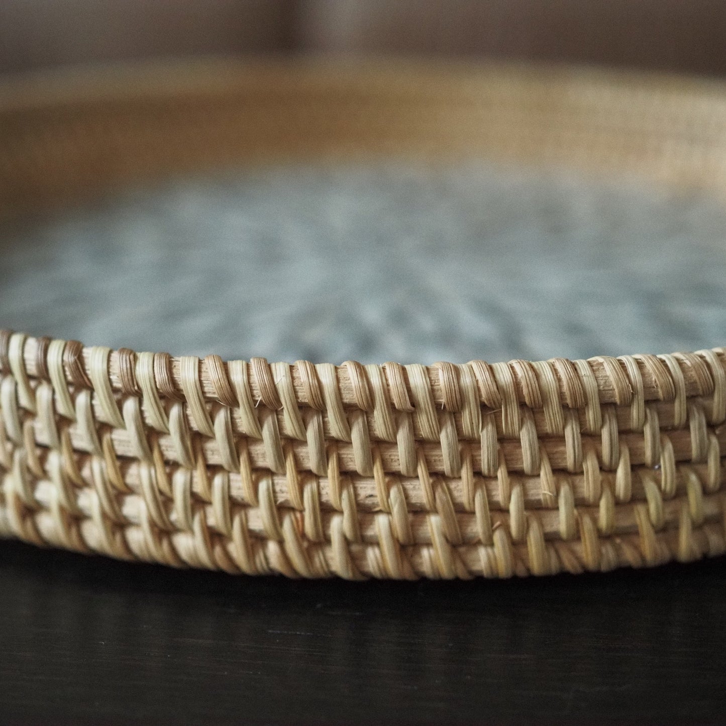 Rattan tray mother of pearl