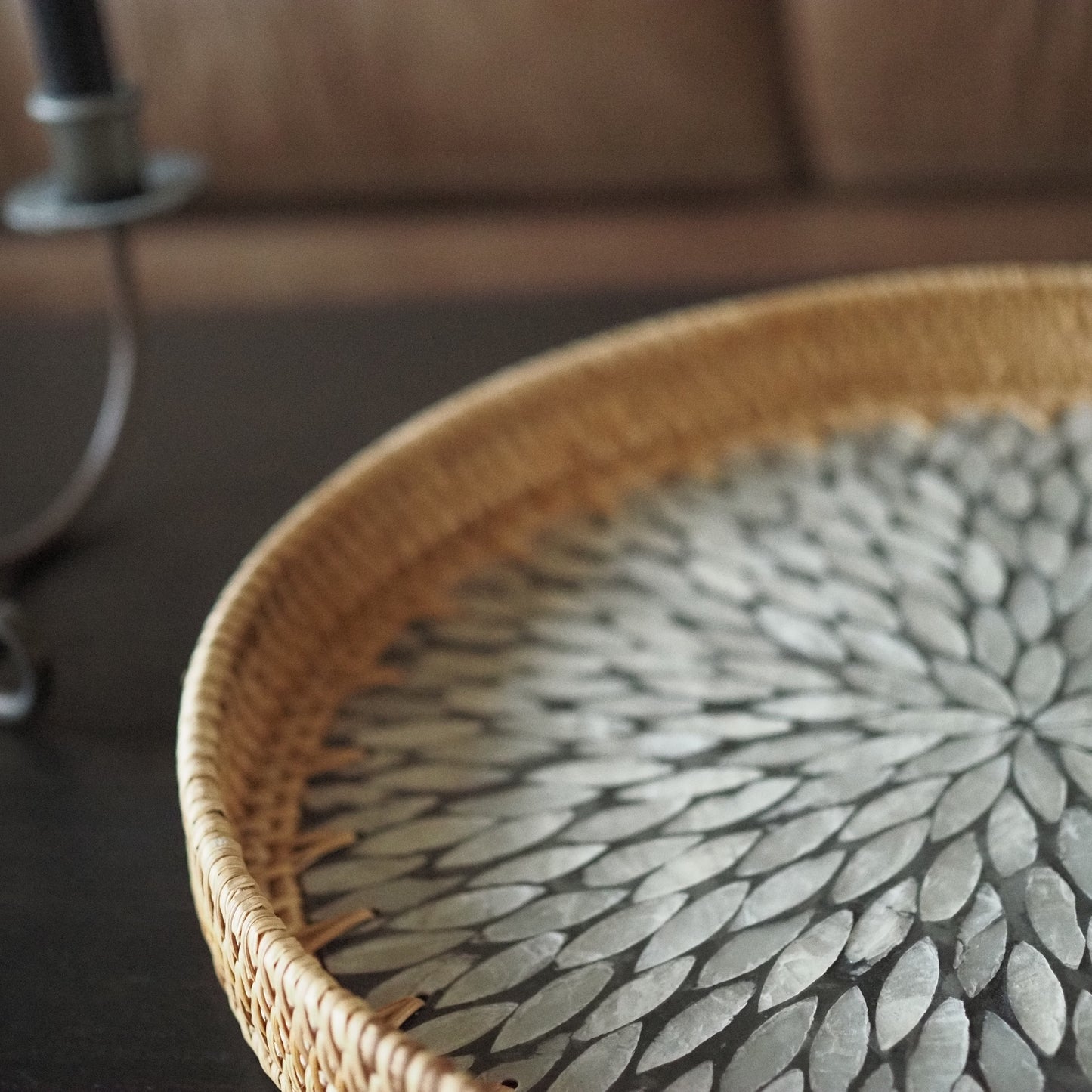 Rattan tray mother of pearl