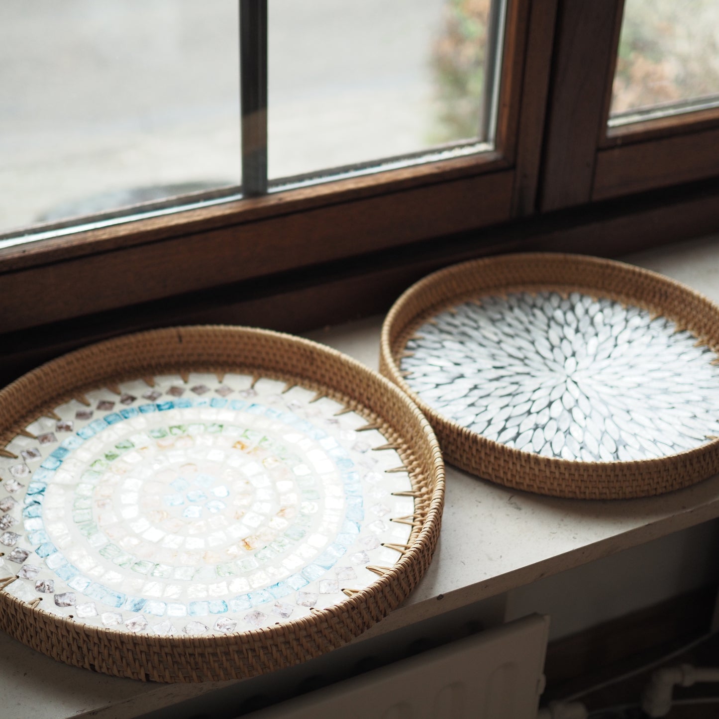 Rattan tray mother of pearl