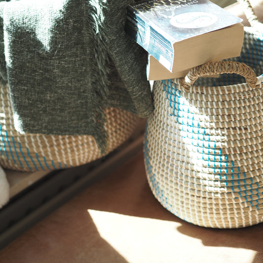 Set 2 seagrass baskets blue and natural color